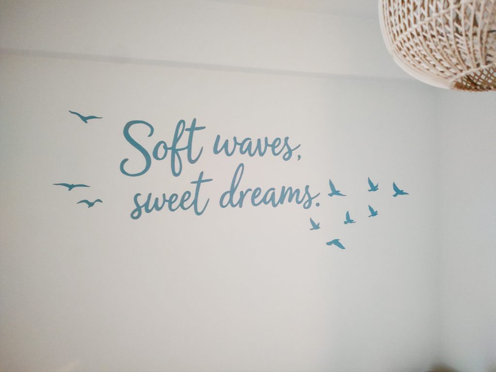 geschilderde muurtekst Soft waves sweet dreams