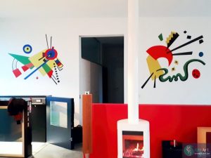 Kleurrijke muurschildering in de stijl van Miro