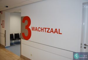 aanduiding-wachtzaal-geschilderd