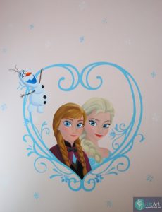 Muurschildering Frozen met Anna, Elsa en Olaf in een hart van ijs