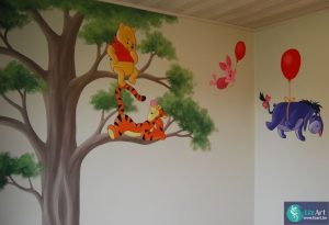 Muurschildering in kinderkamer met de figuurtjes van Winnie De Pooh in een boom.