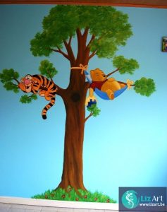 Muurschildering boom met Pooh-figuren