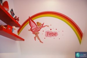 Wandschildering van elfje bij regenboog met naamsvermelding in kinderkamer