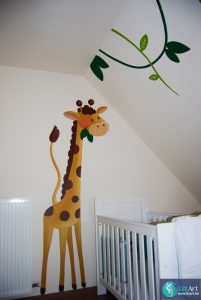 Muurschildering hongerige giraffe in babykamer