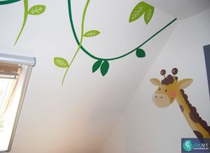 Muurschildering giraffe kijkt nieuwsgierig de kinderkamer in