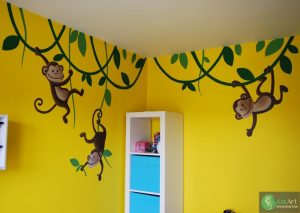 Muurschildering aapjes aan lianen in een kinderkamer