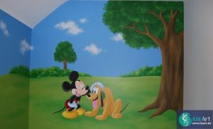 Muurschildering Mickey en Pluto met boom