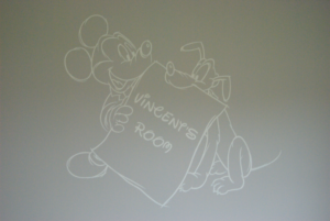 Decoratieve muurschildering van Mickey en Pluto in schetsstijl