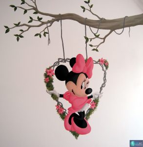 Muurschildering van Minnie Mouse schommelend aan een tak