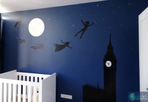 Peter Pan en vriendjes vliegen door Londen bij nacht op weg naar avontuur