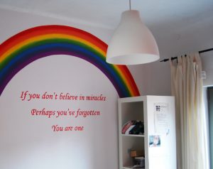 muurschildering-regenboog-en-muurtekst