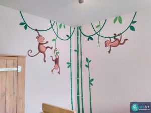 Deze slingeraapjes geven de kinderkamer een exotische decoratie.