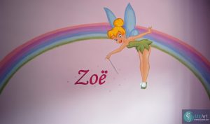 Muurschildering Tinkerbel op een regenboog