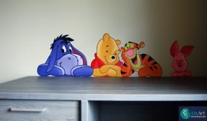 Muurschildering bij bureau kinderkamer met Pooh, Teigetje, Iejoor en Knorretje