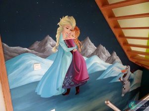 Muurschildering in traphal van knuffelende prinsessen uit Frozen