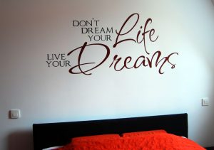 muurtekst don't dream your life live your dreams