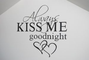 muurtekst-kiss-goodnight