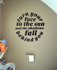 muurtekst-wc-turn-your-head-to-the-sun