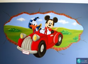 Muurschildering Donald en Mickey rijden door de muur