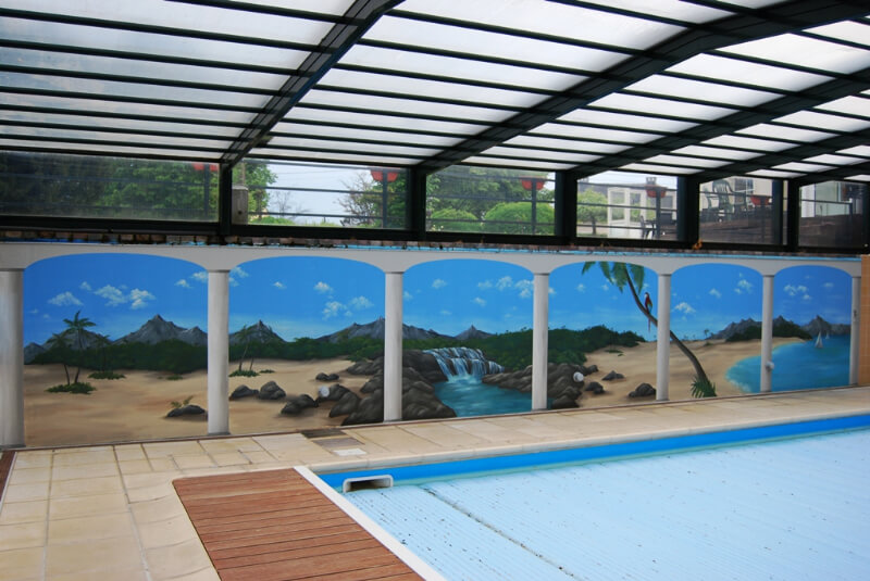 Trompe l'oeil muurschildering in ene zwembad van hotel
