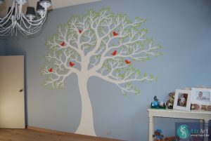 Wandschildering grote boom met vogeltjes in kinderkamer