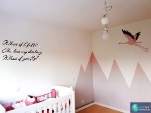 Wandschildering babykamer flamingo met 'fly' tekstje