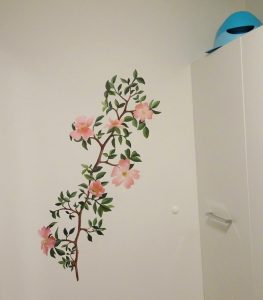 Wandschildering roze bloemenrank