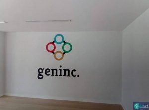 Logo Geninc. receptieruimte - geschilderde naam