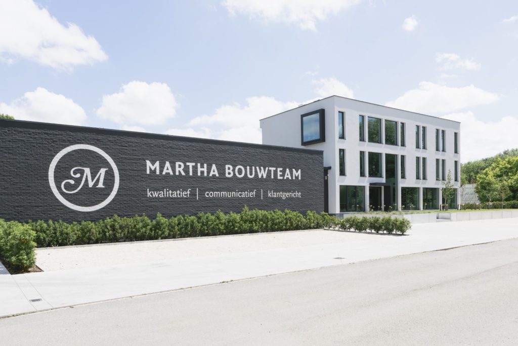 Geschilderd logo en belettering op de gevel van Martha Bouwteam