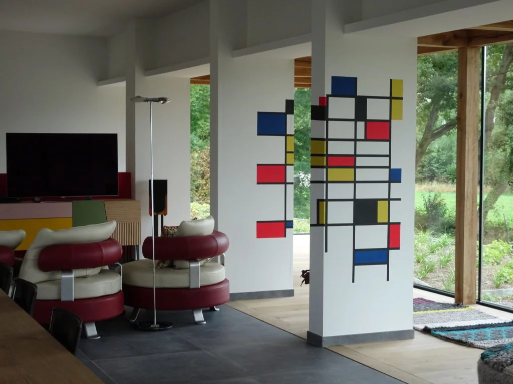 abstracte muurschildering à la Mondriaan op twee pillaren in een salon