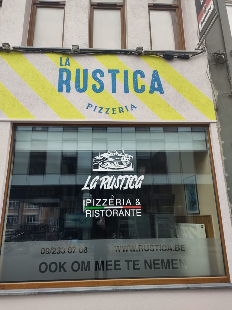 beschildering van een gevel met logo voor Pizzeria Rustica