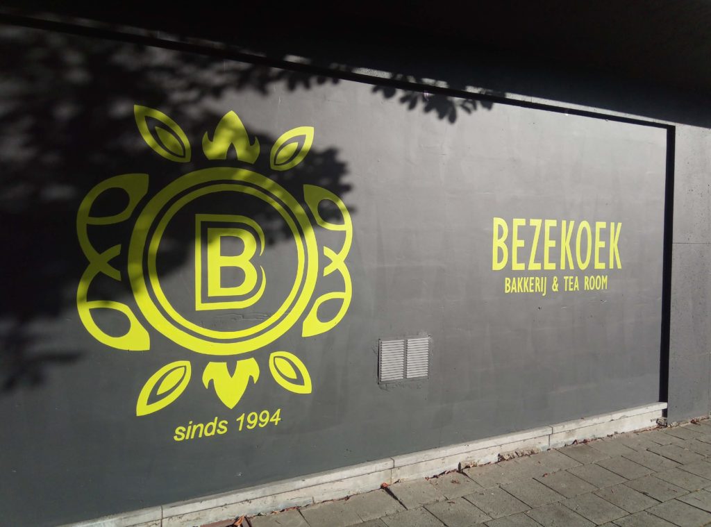 geschilderd logo op de gevel van bakkerij Bezekoek