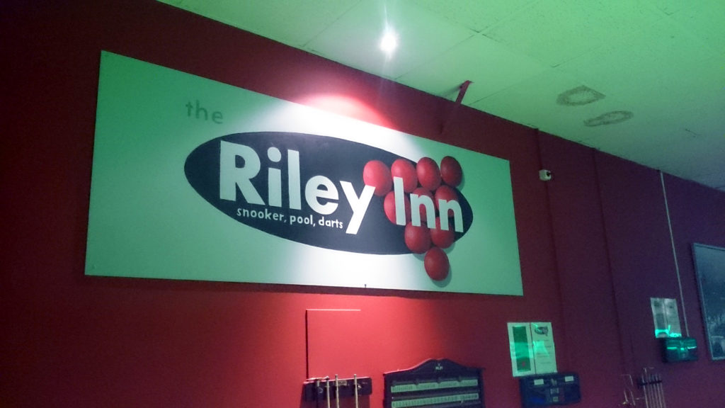 geschilderd logo op een groot paneel voor snookerzaak Riley Inn