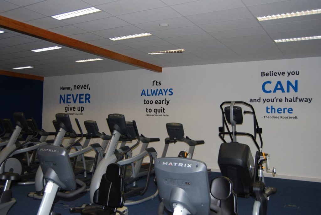 geschilderde citaten achter de cardio toestellen voor NRG fitness club