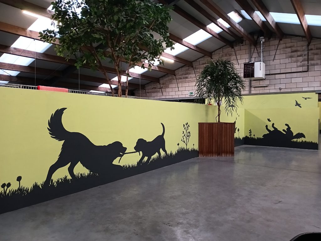 Geschilderde silhouetten van honden voor Dierenhotel De Hoeve