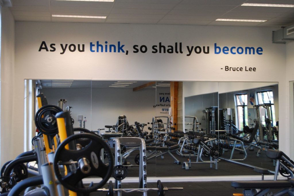 geschilderde slogan van Bruce Lee in de krachtzone van NRG Fitness club