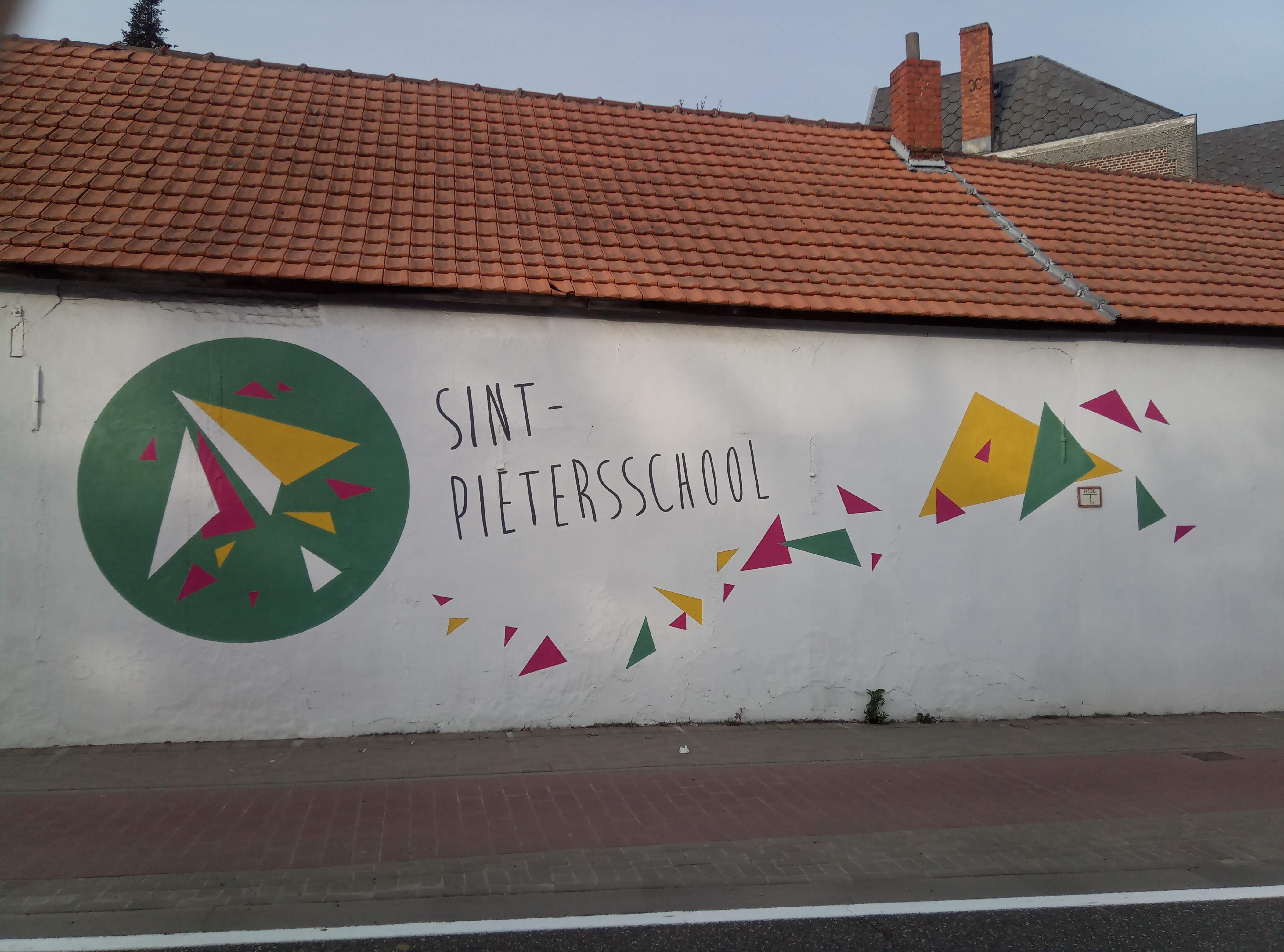 kleurrijk geschilderd logo op de gevel van de Sint-Pietersschool