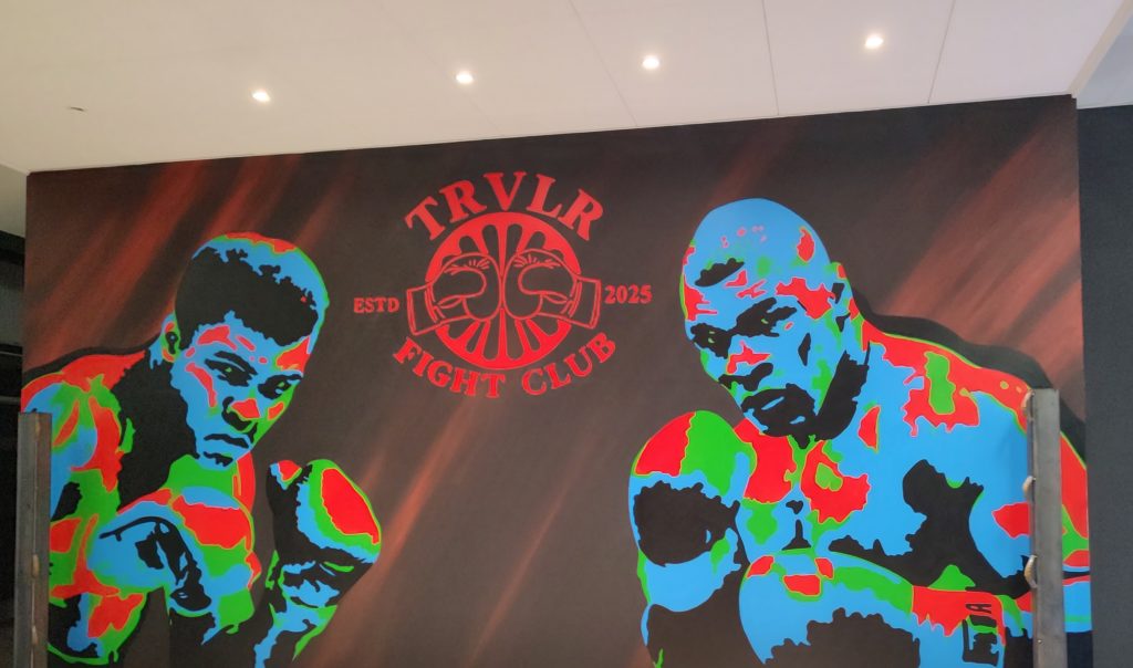 Muurschildering in een boksclub met Muhammad Ali en Mike Tyson 