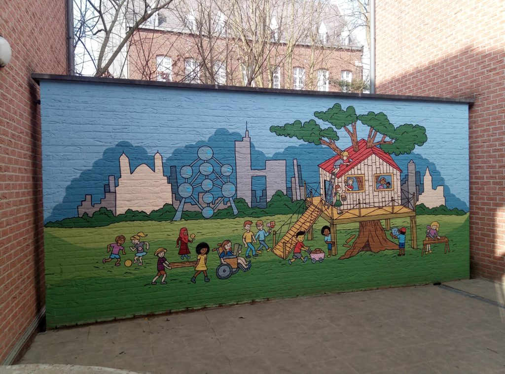 muurschildering op de speelplaats van een school van kinderen die samen een boomhut bouwen