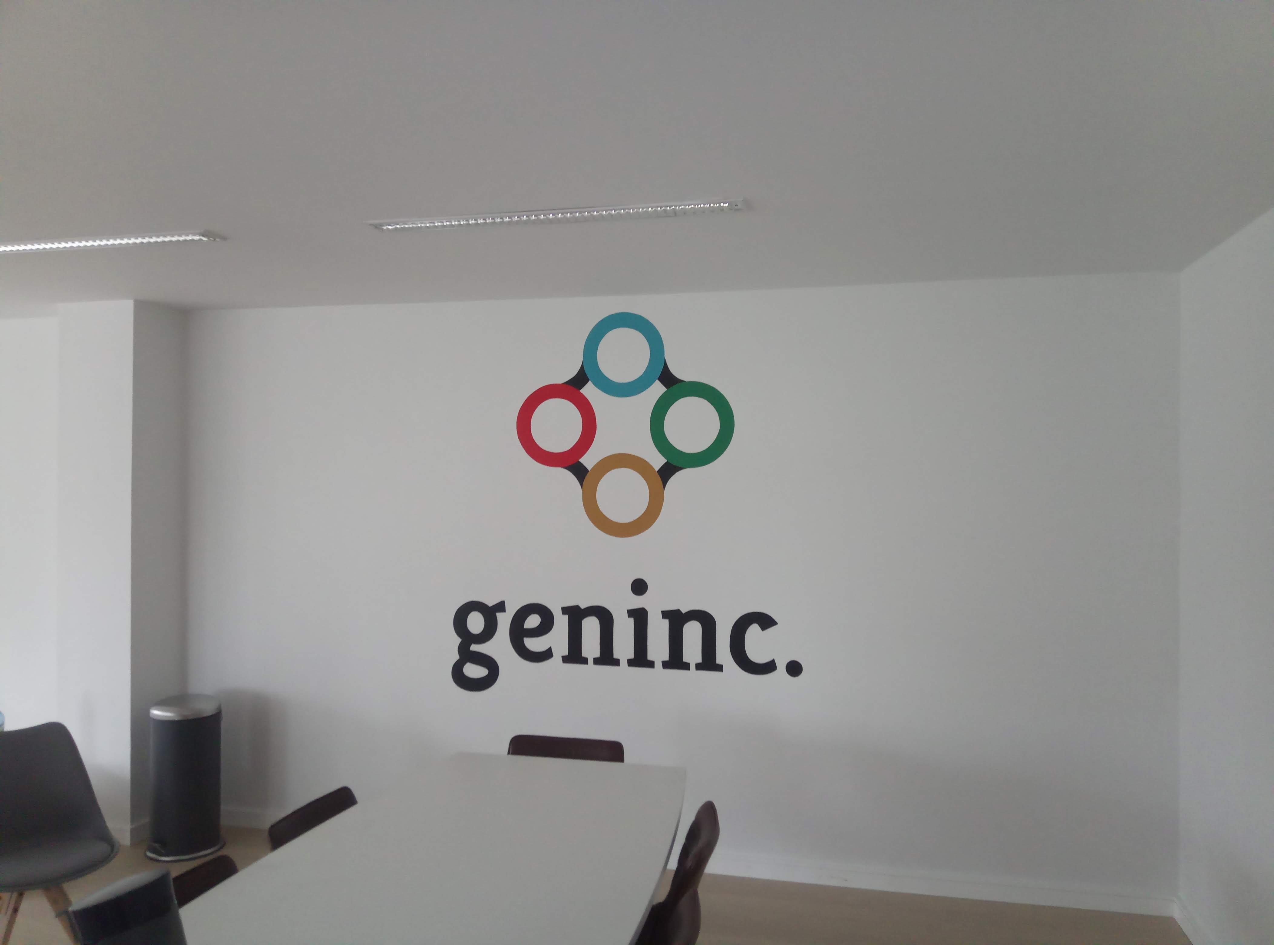 muurschildering van het logo van Geninc in het bureau