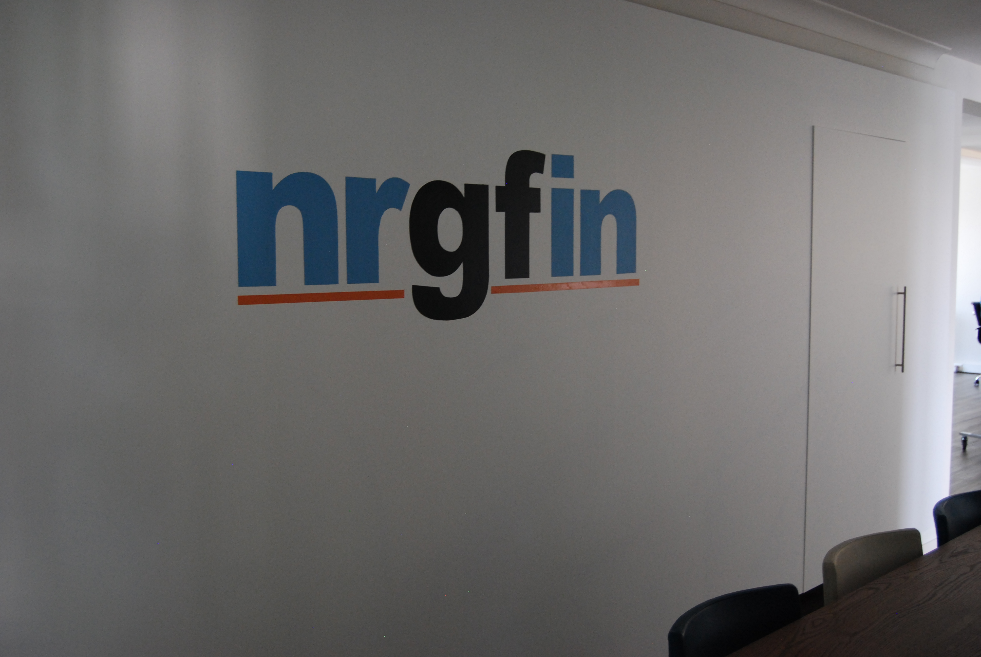 muurschildering van het logo van NRGFIN in een kantoor