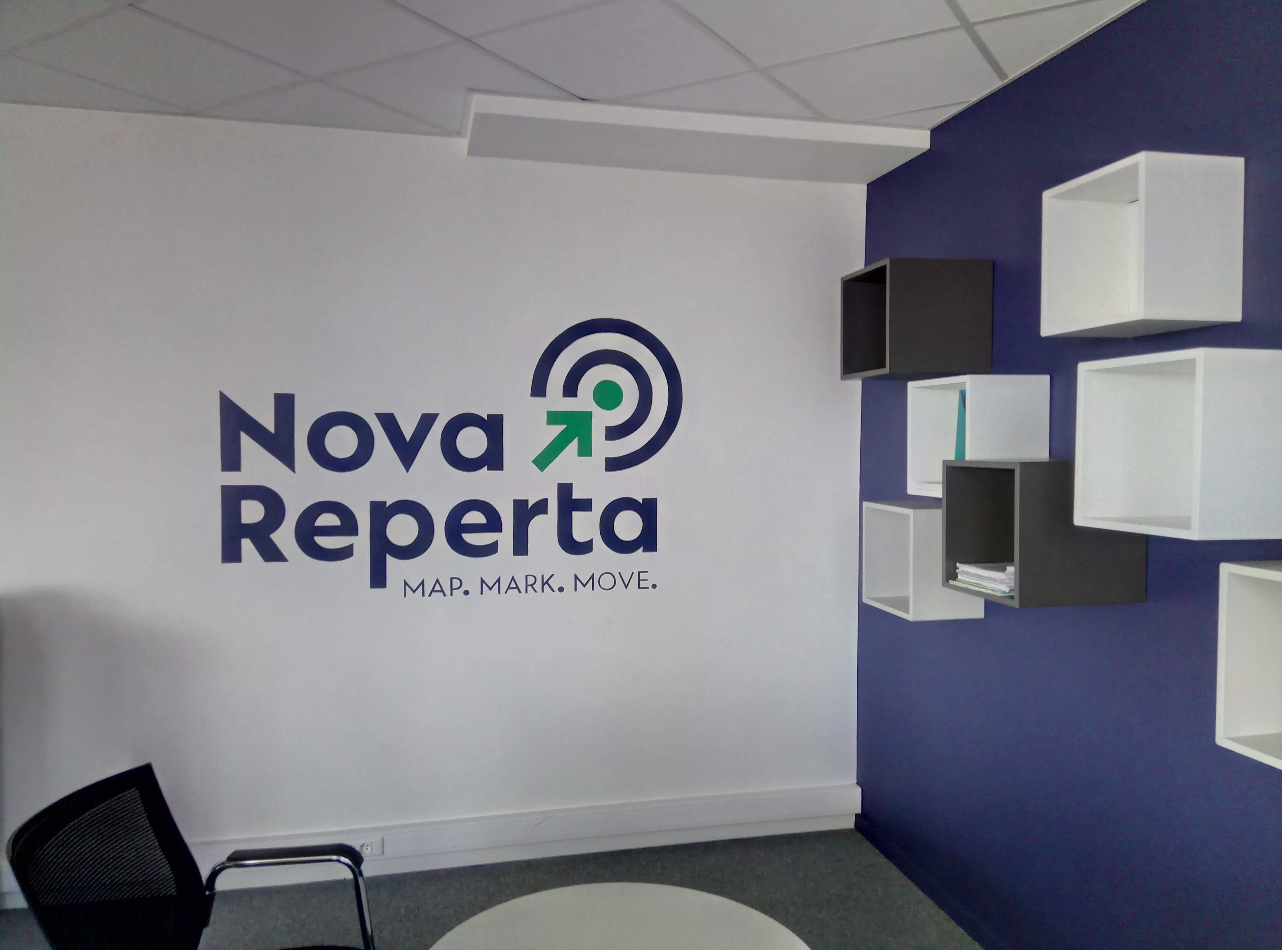 muurschildering van het logo van Nova Reperta in een kantoor