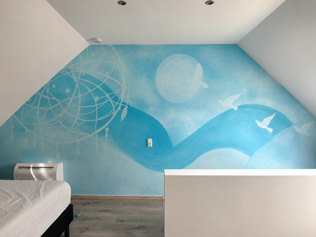 Dromerige en rustige abstracte muurschildering in een slaapkamer met een dromenvanger en vogels