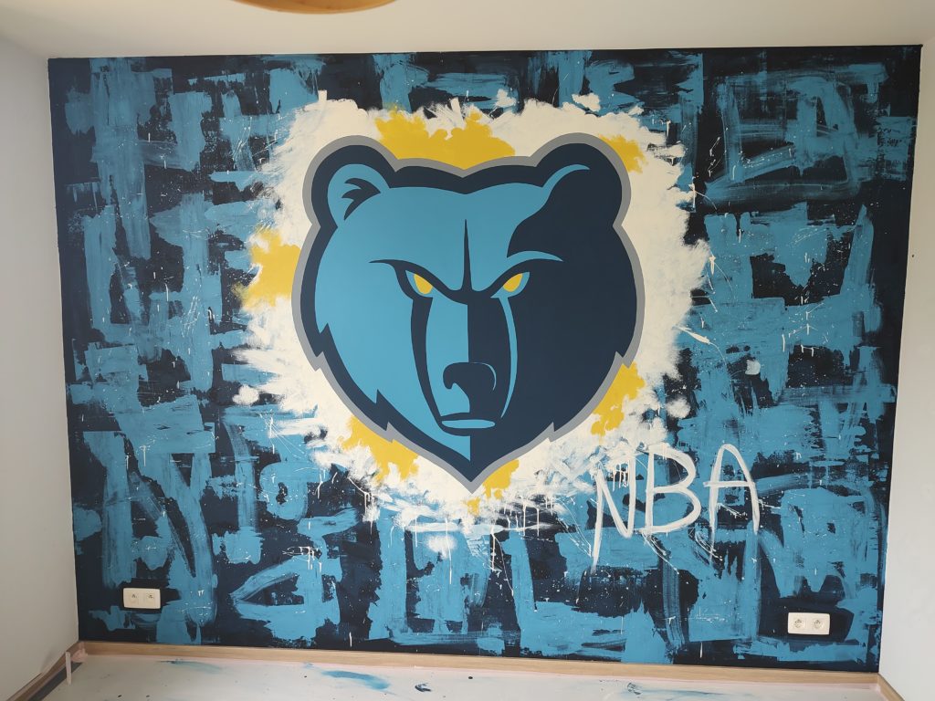 Muurschildering met een basketbal logo in graffiti stijl geschilderd