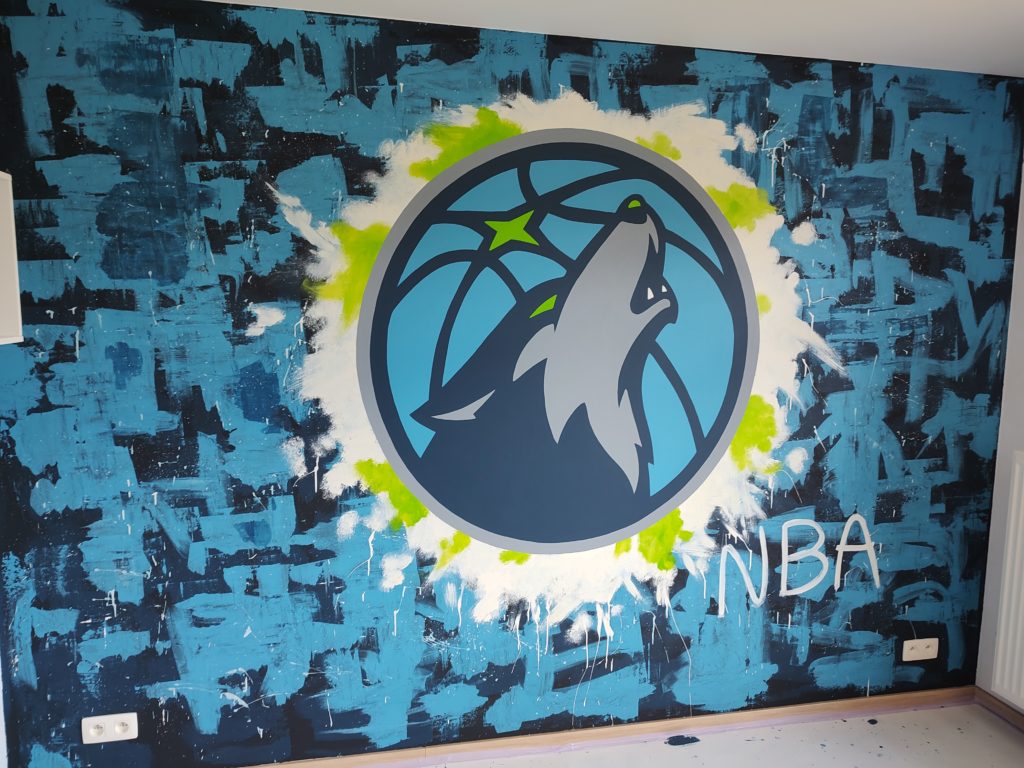 coole muurschildering in graffiti stijl met een NBA logo