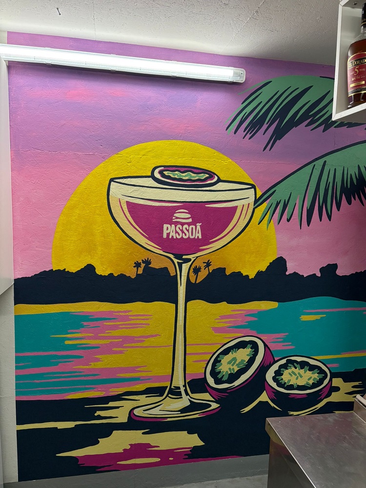 muurschildering voor Passoa in een beach bar